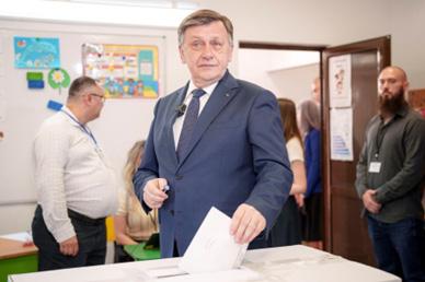 Romania holds election rerun amid political crisis