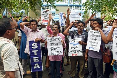 Bengal's 'sacked' teachers continue protests