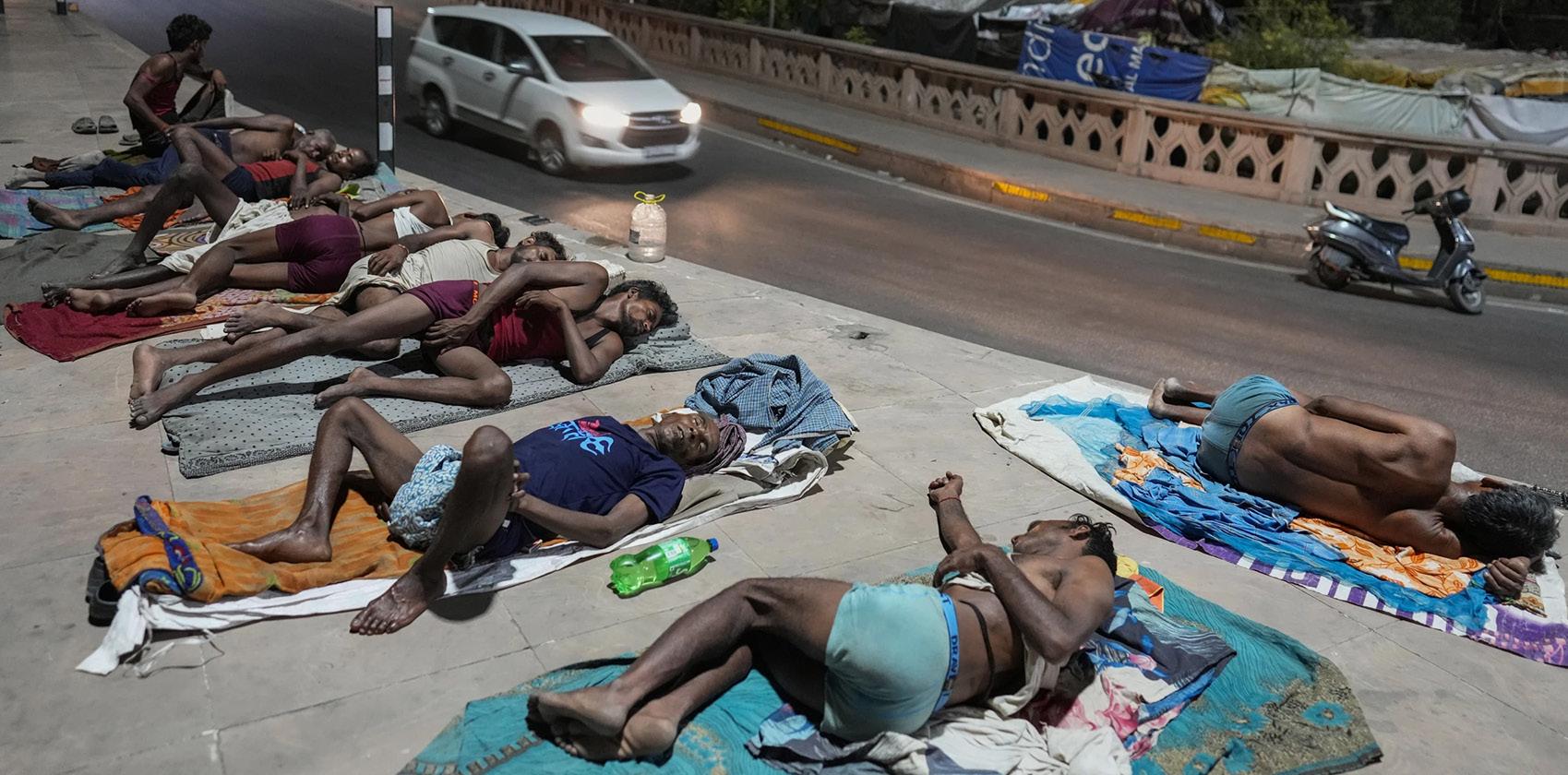 Heat singes India, but noone knows how many