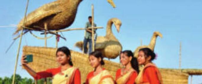 असम में कटी फसल के कचरे से खेतों में बनाते हैं घर नाच-गाना-भोज करते हैं ताकि नया साल सुखद रहे