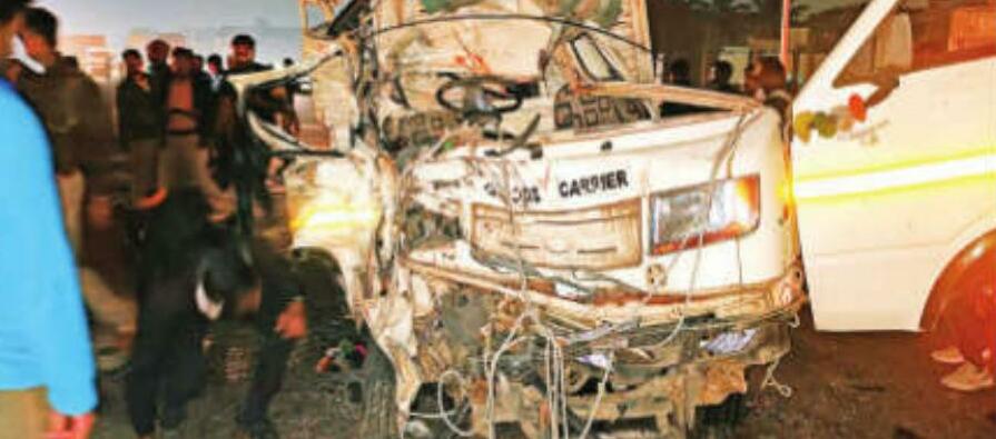 सरिए से भरे ट्रक से टकराया मिनी मालवाहक, 6 की मौत