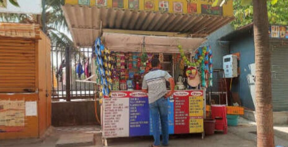 फुटपाथ पर अवैध स्टॉलों का कब्जा