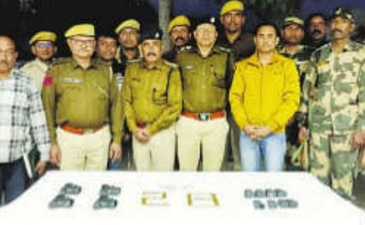 बॉर्डर पार पाक से आई हथियारों की खेप, बीएसएफ ने पकड़ा