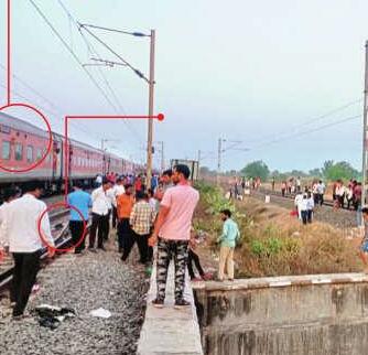 चिंगारी से डरकर ट्रेन से कूदे, बगल के ट्रैक पर तेज रफ्तार ट्रेन ने कुचला... 12 की मौत