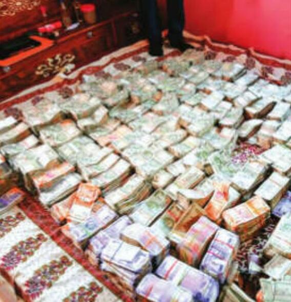 बिहार में डीईओ के बेड से मिले 1 करोड़ कैश, सात ठिकानों पर रेड