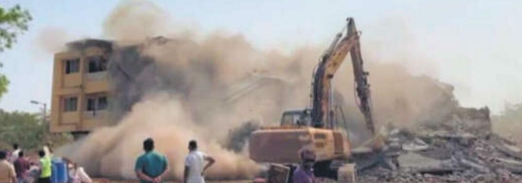 लोगों की आंखों के सामने जमींदोज हो रहे आशियाने