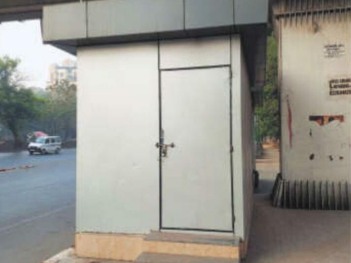 साढ़े पांच करोड़ खर्च कर बने कंटेनर टायलेटस में लगा ताला