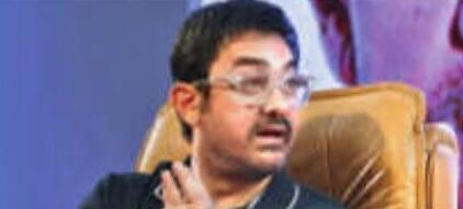 स्कूलों में हिस्ट्री-केमिस्ट्री तो पढ़ाते हैं, पर जिंदगी जीना नहीं सिखाते.... बच्चों को ये भी सिखाएं कि पत्नी-बच्चों व मां-बाप से रिश्ते कैसे निभाएं, जो हमेशा काम आएगा: आमिर