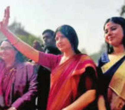 मिल्कीपुर में डिंपल का रोड शो