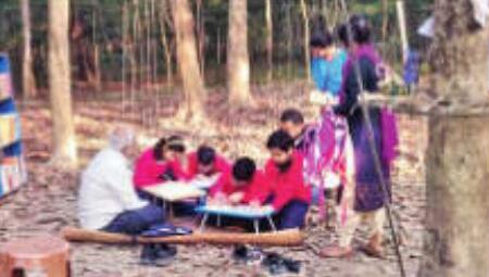 जंगल लाइब्रेरी...शहर के बच्चे हर महीने 3 दिन जंगल में पढ़ रहे, ताकि मोबाइल से दूर रहें, इससे चिड़चिड़ापन कम होगा और एकाग्रता बढ़ेगी