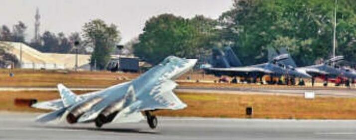 सुखोई-57 की आवाज से गूंजा आसमान, एफ-35 भी दिखा