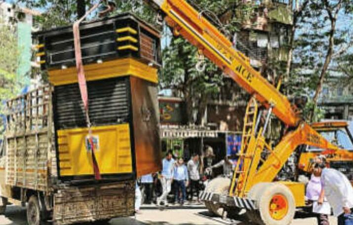 रात में फुटपाथ पर लगाई गईं टपरियां