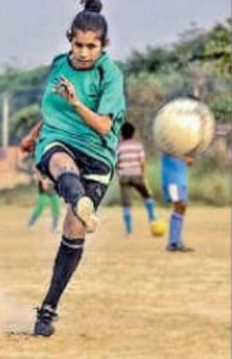 गरीब बेटियों को फुटबॉलर बना रहे, शर्त-23 से पहले शादी नहीं