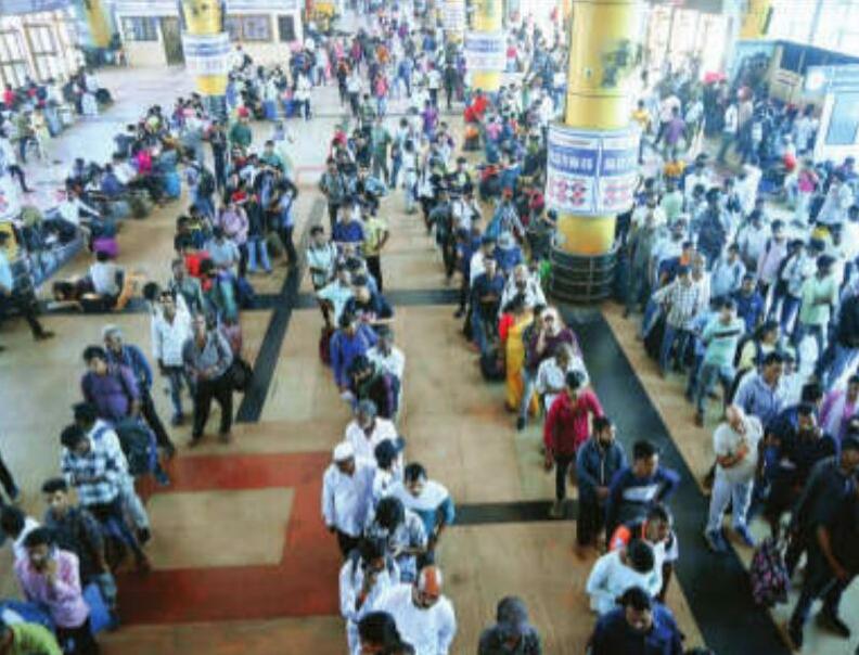 जाना था प्रयागराज पहुंच गए लखनऊ इटारसी से काशी एक्सप्रेस हई डायवर्ट