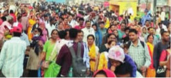 बेहिसाब भीड से हांफ रहीं धर्मनगरी