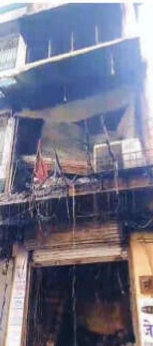 ट्रॉफी की दुकान में भीषण आग लाखों की सामग्री जलकर खाक