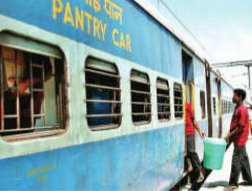 रेल पटरी पर पैंट्री कार से कचरा फेंका तो कार्रवाई, लगेगा जुर्माना
