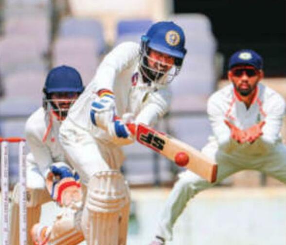 दुबे ने रचा इतिहास, विदर्भ ने पहली पारी में केरल पर बनाई बढ़त