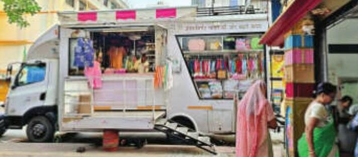 चल चरखा 'शॉप ऑन व्हील्स' पर हस्तशिल्प उत्पादों की प्रस्तुति