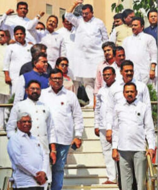 मंत्री कोकाटे और मुंडे के इस्तीफे को लेकर विपक्ष ने किया हंगामा