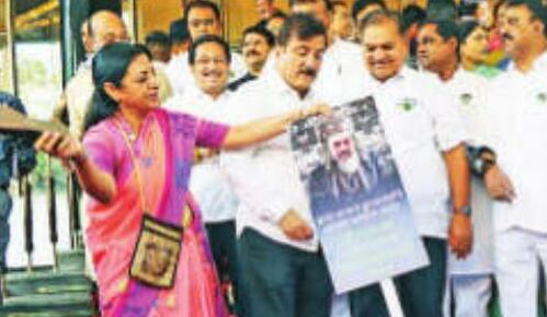 विधानमंडल के दोनों सदनों में हंगामा, आजमी ने मांगी माफी