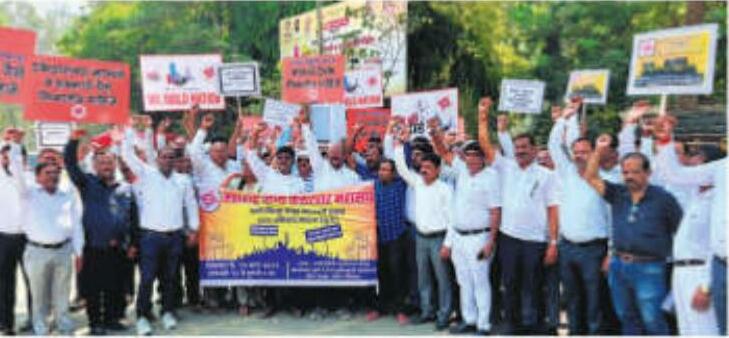 राज्य सरकार के ठेकेदारों और मजदूरों ने जिलाधिकारी कार्यालय तक मार्च निकाला