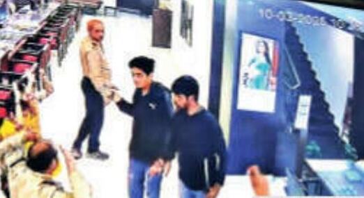 बिहार में सबसे बड़ी लूट, तनिष्क शोरूम से 17 मिनट में 25 करोड़ के गहने लूटे