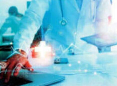 सरकारी मेडिकल कॉलेज के डॉक्टर हाथ से लिख रहे हेल्थ हिस्ट्री