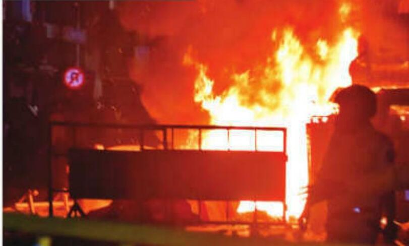 हिंसा...पथराव व आगजनी; आंसू गैस के गोले दागे, 50 हिरासत में