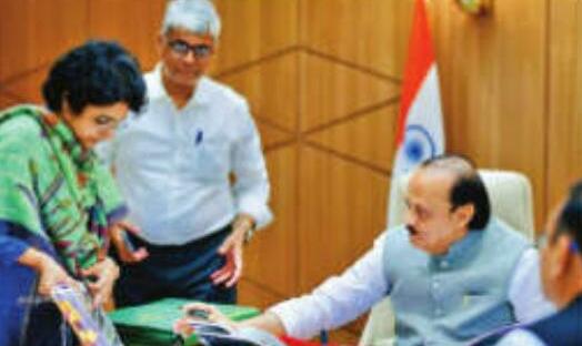 डैनेज पैलेट घोटाला मामला : उपमुख्यमंत्री पवार ने लगाई अधिकारियों को फटकार