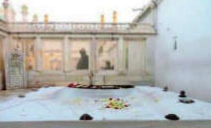 औरंगजेब की कब्र में गिराने ढहाने लायक कुछ नहीं