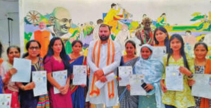 'खादी को वैश्विक स्तर पर लोकप्रिय बनाने प्रतिबद्ध'