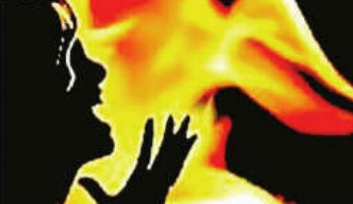 बेवफाई के शक में पति ने पत्नी को जिंदा जलाया