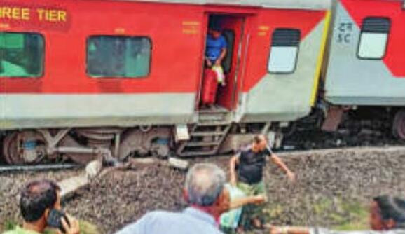 ओडिशा में बंगलुरु-कामाख्या ट्रेन के 11 एसी कोच पटरी से उतरे, 1 की मौत