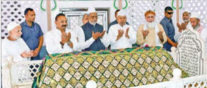 वक्फ बिल के विरोध में काली पट्टी बांधकर नमाज अदा की