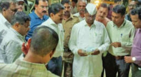 अन्न एवं औषधि प्रशासन मंत्री ने दूध के टैंकरों पर की छापेमारी