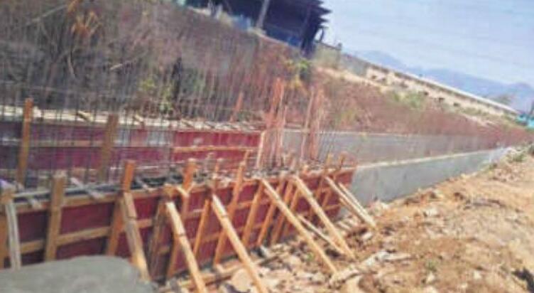 नाले को पाटकर किया जा रहा बंद