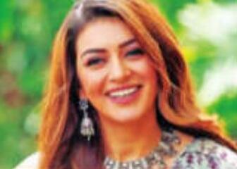 घरेलू हिंसा का मामला रद्द कराने अभिनेत्री हंसिका पहुंचीं कोर्ट