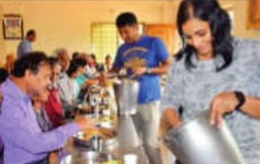 इंजीनियर... खाना खिलाकर खुशियां ढूंढ़ रहे हैं