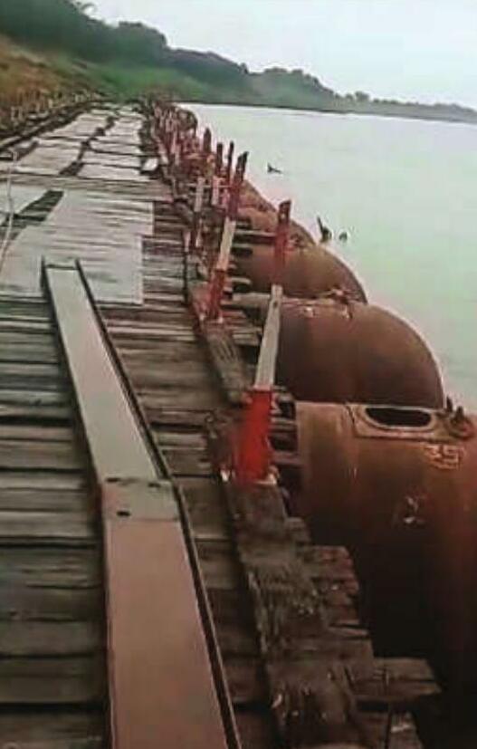 मिर्जापुर में गंगा नदी पर बना 5,200 किलो का पीपा पुल बहा