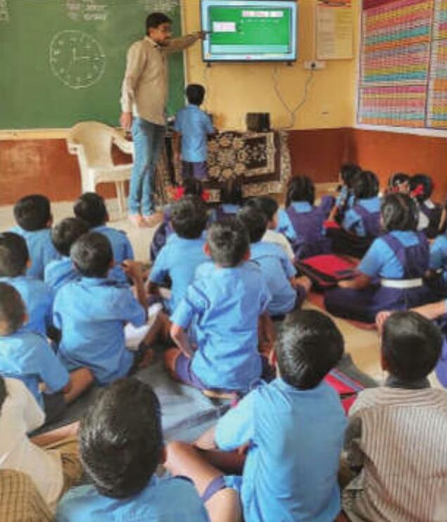 जिला परिषद के 10 सरकारी स्कूलों को मिली डिजिटल बोर्ड की सौगात