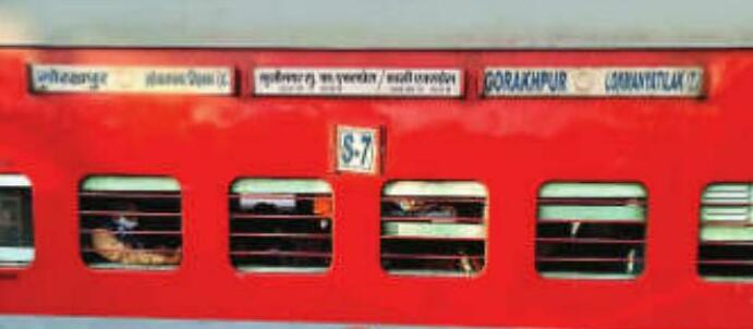 एसी टिकटों का गोरखधंधा, 16 टिकट पर 64 लोग सफर करते पकड़े गए