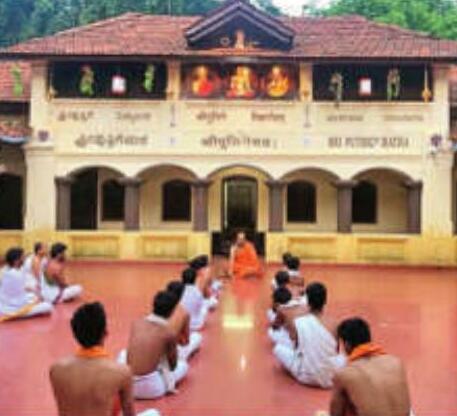 वेद-शास्त्रों के साथ पढ़ रहे कंप्यूटर और विज्ञान, विदेशों में बनेंगे पुरोहित