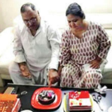 पत्नी ने पूर्व डीजीपी की आंखों में मिर्च झोंकी, चाकू से 10 वार कर मार डाला