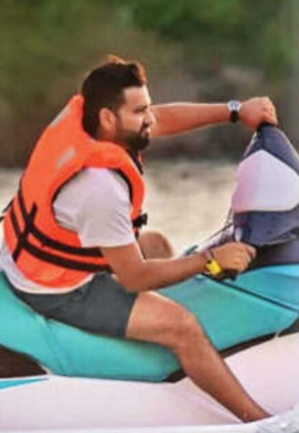 तंगी के कारण डेढ़ साल की उम्र से माता-पिता से दूर रहे थे रोहित, चार भाषाएं बोल सकते हैं