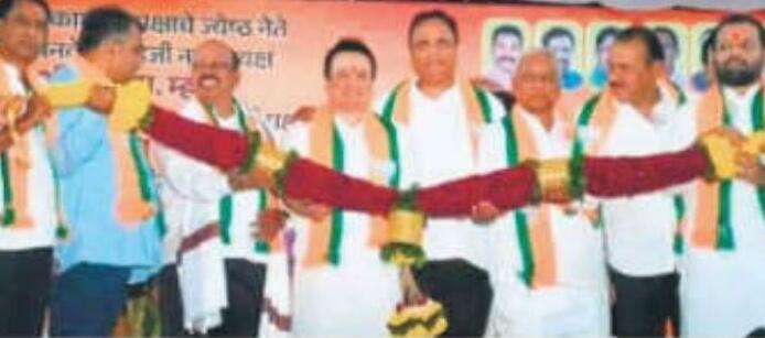 प्रीतम म्हात्रे कार्यकर्ताओं के साथ भाजपा में शामिल हुए