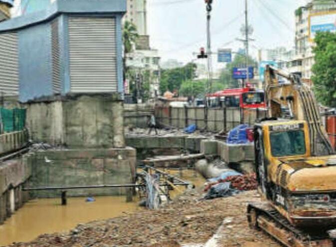 अंडर ग्राउंड मेट्रो स्टेशन में भरा पानी