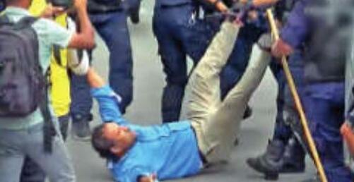 नेपालः राजतंत्र समर्थकों का प्रदर्शन तेज पूर्व गृह मंत्री को घसीटकर ले गई पुलिस