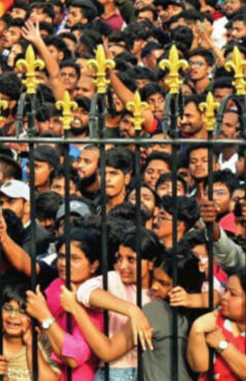 जीत के जश्न के बीच भगदड़, 11 की मौत