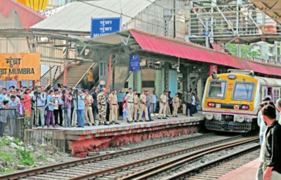 मुंबई में चलती लोकल से गिरे 8 यात्री... 4 की मौत